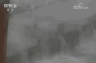 看到这种情况，在试验平台上等着被救援的4个人也马上行动起来，营救落水的同事。