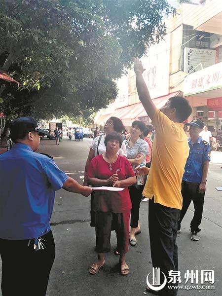 执法人员发放传单