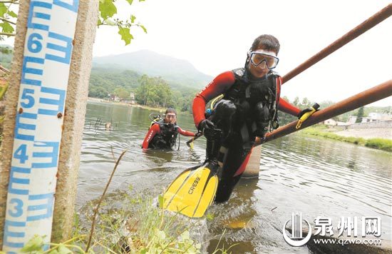 泉州迅捷防汛应急抢险救援队队员排查泄洪出水口 （林劲峰 摄）