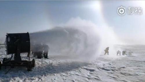 视频截图：剧组在拍雪戏