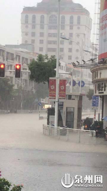 雨下个不停！泉州多路段积水 车辆请减速慢行