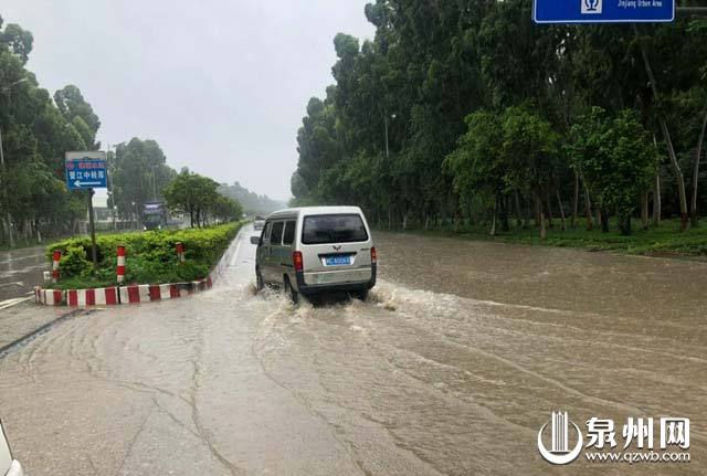 雨下个不停！泉州多路段积水 车辆请减速慢行