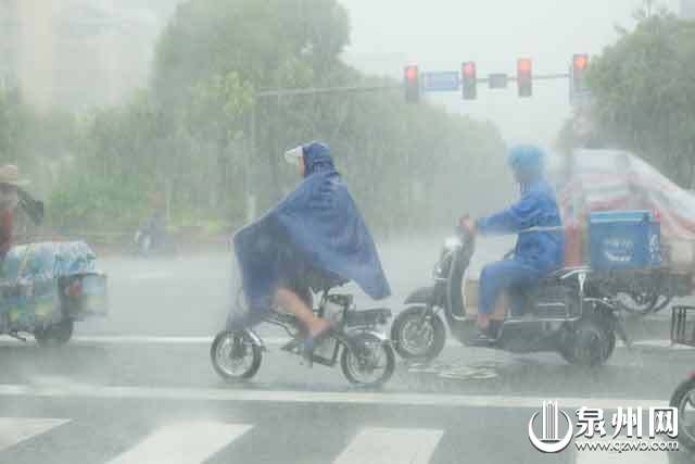 [滚动]雨下个不停 泉州多路段积水 车辆请减速慢行