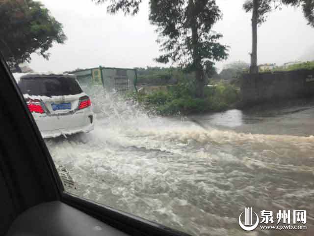 雨下个不停！泉州多路段积水 车辆请减速慢行