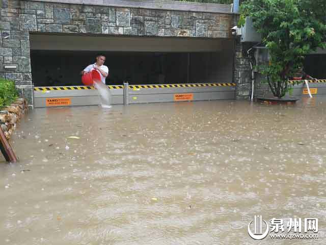 雨下个不停！泉州多路段积水 车辆请减速慢行