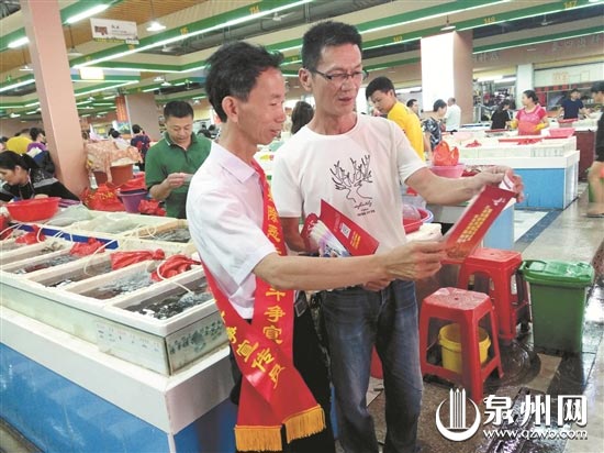 宣传员深入农贸市场宣传扫黑除恶知识 宣传员深入农贸市场宣传扫黑除恶知识