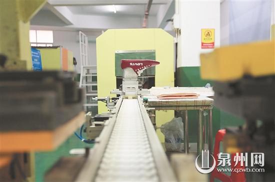 华宝智能科技公司与泉州华中科大智能制造研究院等科研机构合作，共同研发生产出“休闲鞋智能生产线”。