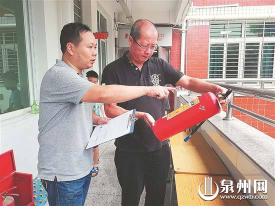 学校相关负责人开展校内安全隐患排查