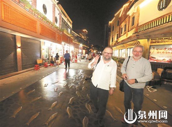 外国友人参观金鱼巷，听南音。