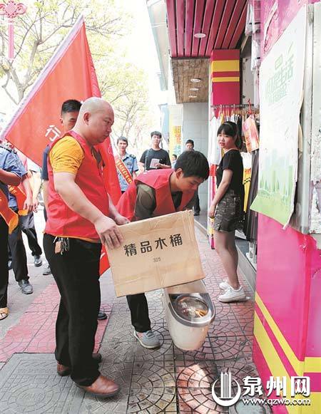 志愿者小分队帮忙整治店面