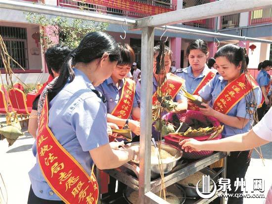志愿者小分队参加敬老活动