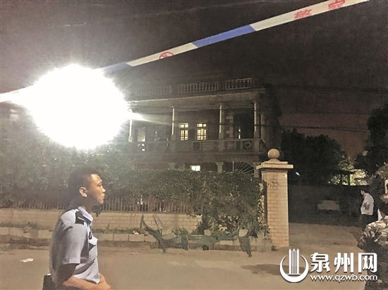 案发房屋周边拉起警戒线，警方介入调查。