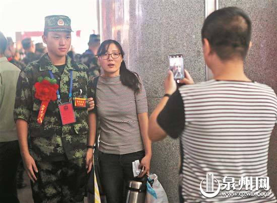 为家人擦干眼泪