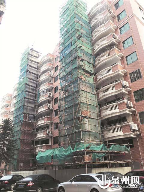 明鑫花苑小区有4部加装的电梯正同时施工 明鑫花苑小区有4部加装的电梯正同时施工