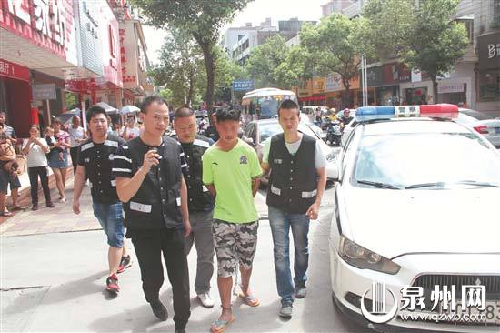 犯罪嫌疑人（右二）指认现场