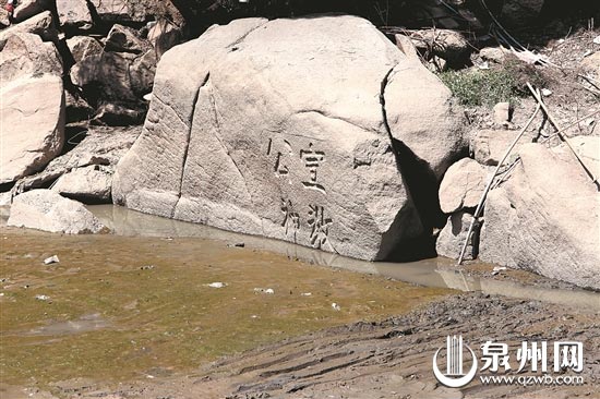 “水尾宫”前池塘清淤,石刻浮出水面。 “水尾宫”前池塘清淤,石刻浮出水面。
