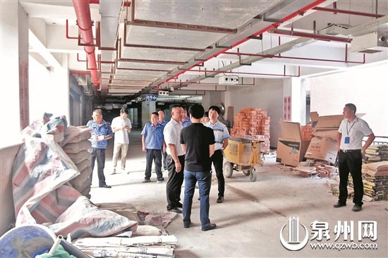 工作人员到小区建筑材料堆放点走访 工作人员到小区建筑材料堆放点走访