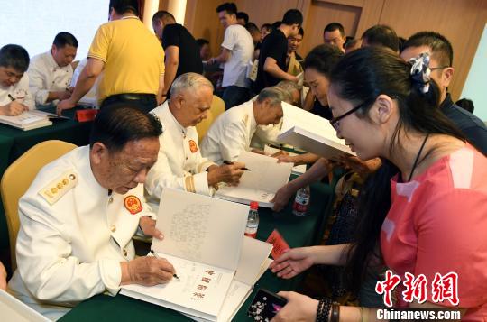 闽菜大师们与读者见面互动并进行现场签售活动。　记者刘可耕 摄