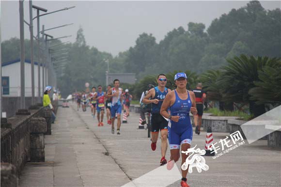 选手在长寿湖畔竞速。记者 舒婷 摄