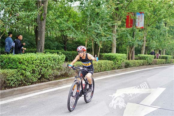 参赛的选手为自己点赞加油。记者 冉桐 摄