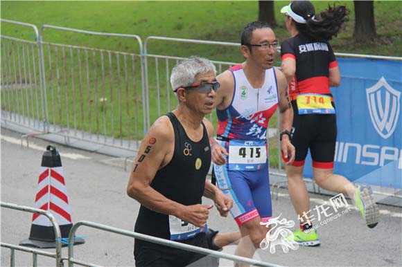 许多运动爱好者也前来体验。记者 舒婷 摄