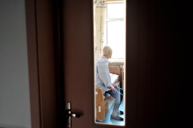 当失智老人沉浸于自己的世界,子女所能做的,是学会重新处理和父母的关系。新华社资料照片