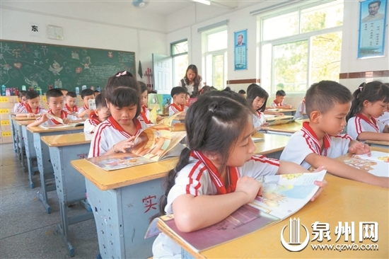 下午放学后，学生们在教室看书。 