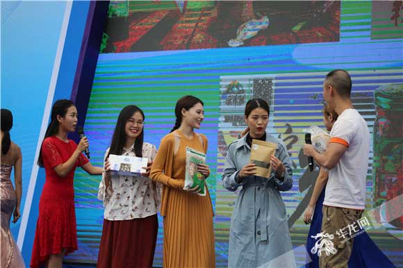 网红主播向在场观众推荐云洋阳新品。记者 李成 摄