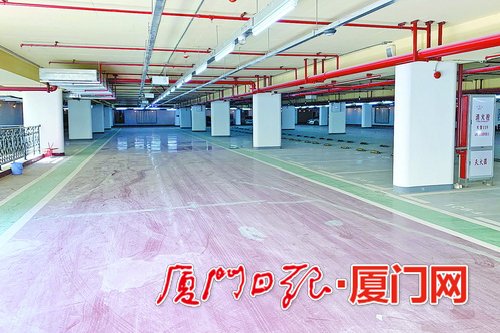 厦门大学演武运动场地下停车场夹层昨日开放体验。（