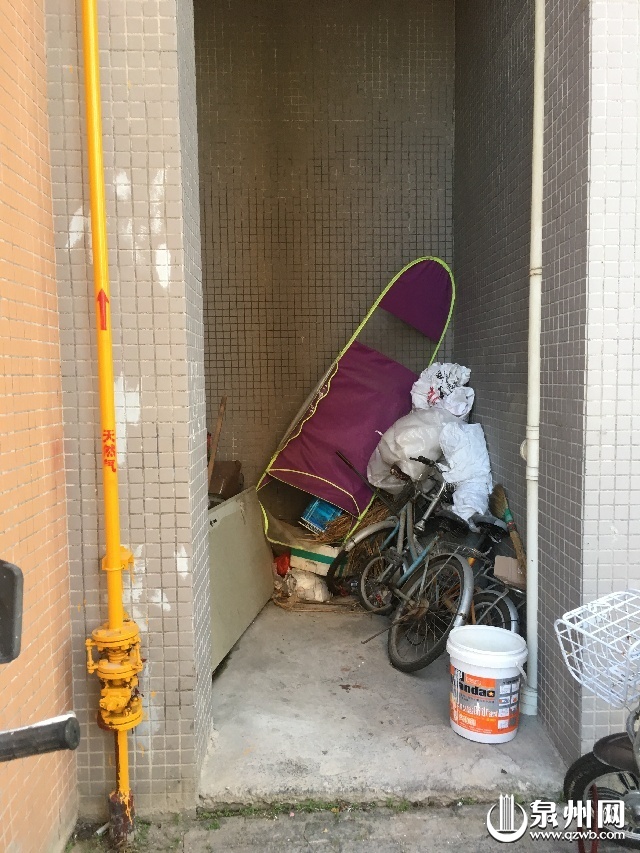 海城花苑小区废弃物堆在楼道里