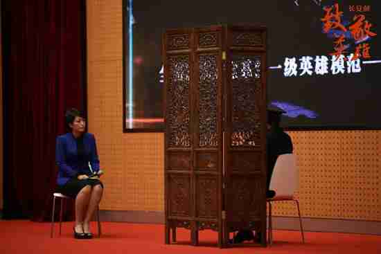 国安干警李翔在屏风后接受采访