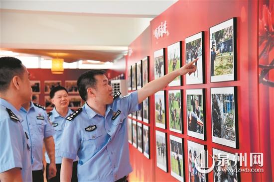 民警们在观看摄影作品