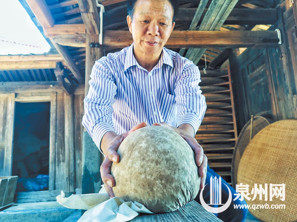 包揉茶叶也饱含着制茶师傅对茶叶的深情