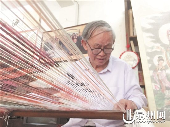 纸织画国家级非遗传承人周文虎在编织