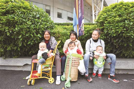 天伦之乐的背后,带娃老人们也有不少困惑与辛酸。 天伦之乐的背后,带娃老人们也有不少困惑与辛酸。