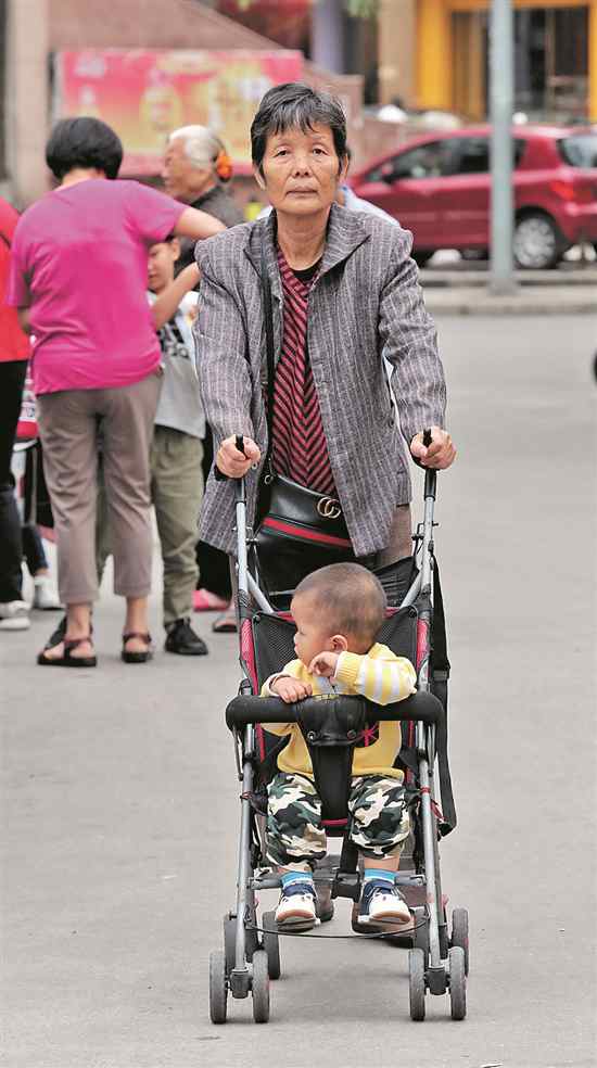 天伦之乐的背后,带娃老人们也有不少困惑与辛酸。 天伦之乐的背后,带娃老人们也有不少困惑与辛酸。