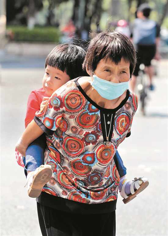 天伦之乐的背后,带娃老人们也有不少困惑与辛酸。 天伦之乐的背后,带娃老人们也有不少困惑与辛酸。