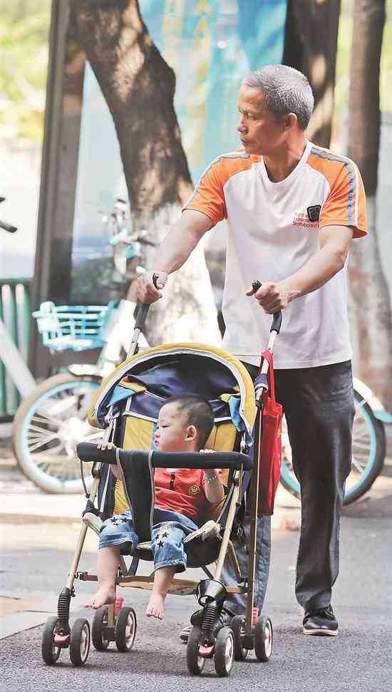 天伦之乐的背后,带娃老人们也有不少困惑与辛酸。 天伦之乐的背后,带娃老人们也有不少困惑与辛酸。