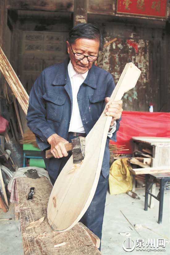 德化上涌七旬老先生痴迷南音 自制琵琶50余年 