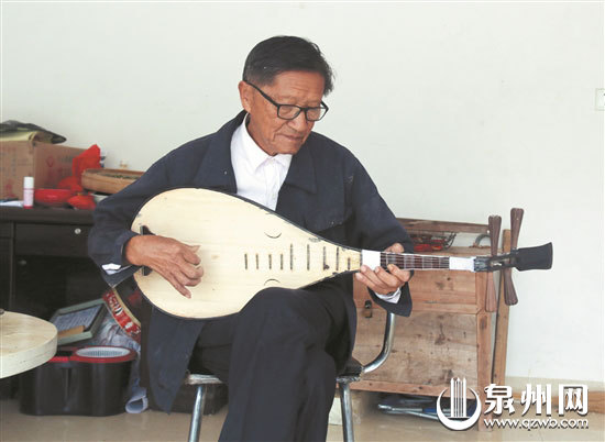 德化上涌七旬老先生痴迷南音 自制琵琶50余年 