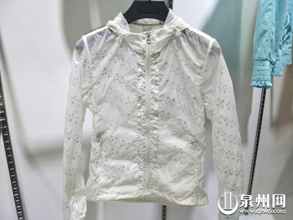 上千台织机齐刷刷自动干活，晋江智能车间令人震撼