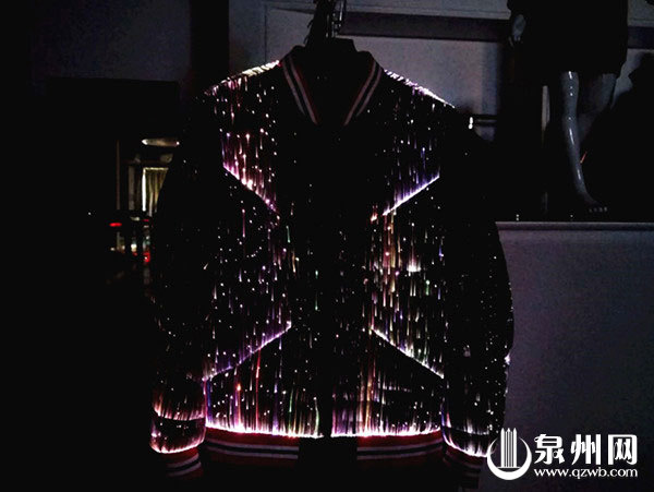 衣服胸背位置夜间能播放影像，炫酷柔屏面料石狮造