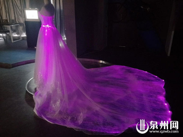 衣服胸背位置夜间能播放影像，炫酷柔屏面料石狮造