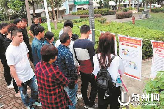 群众观看图片展 群众观看图片展