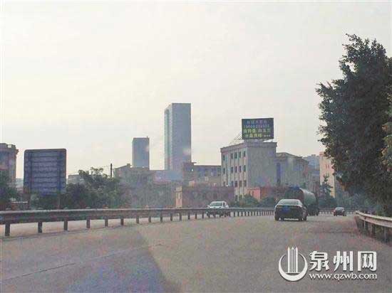 南安：拆除沈海高速水头 出入口违规广告牌