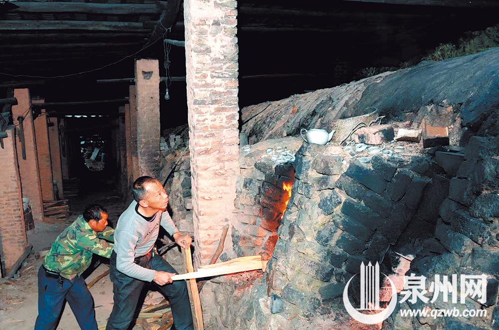 凭借40多年的烧窑经验，老冯对火候的把控十分敏锐。