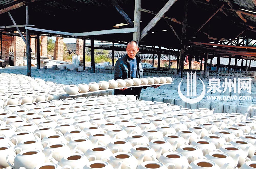 老冯从最初烧碗，到如今主要烧制茶壶。