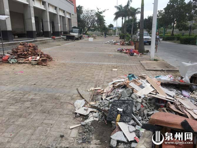 金凤屿安置小区外人行道，每隔几米就是一个垃圾堆