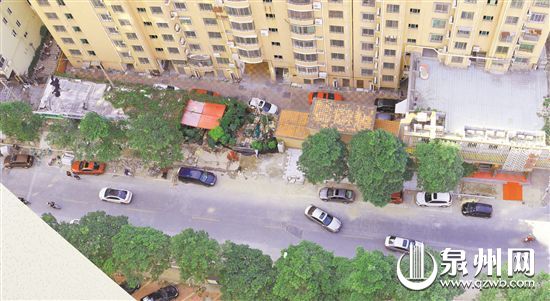 记者航拍涉嫌违法占地建设的店面(画圈处) 记者航拍涉嫌违法占地建设的店面(画圈处)