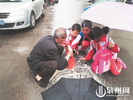 暖心的一幕 （冯三妹 摄）